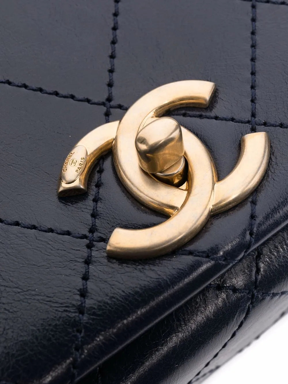 Pre-OwnedCHANEL Pre-Owned2018 CC diamond-quilted shoulder bag