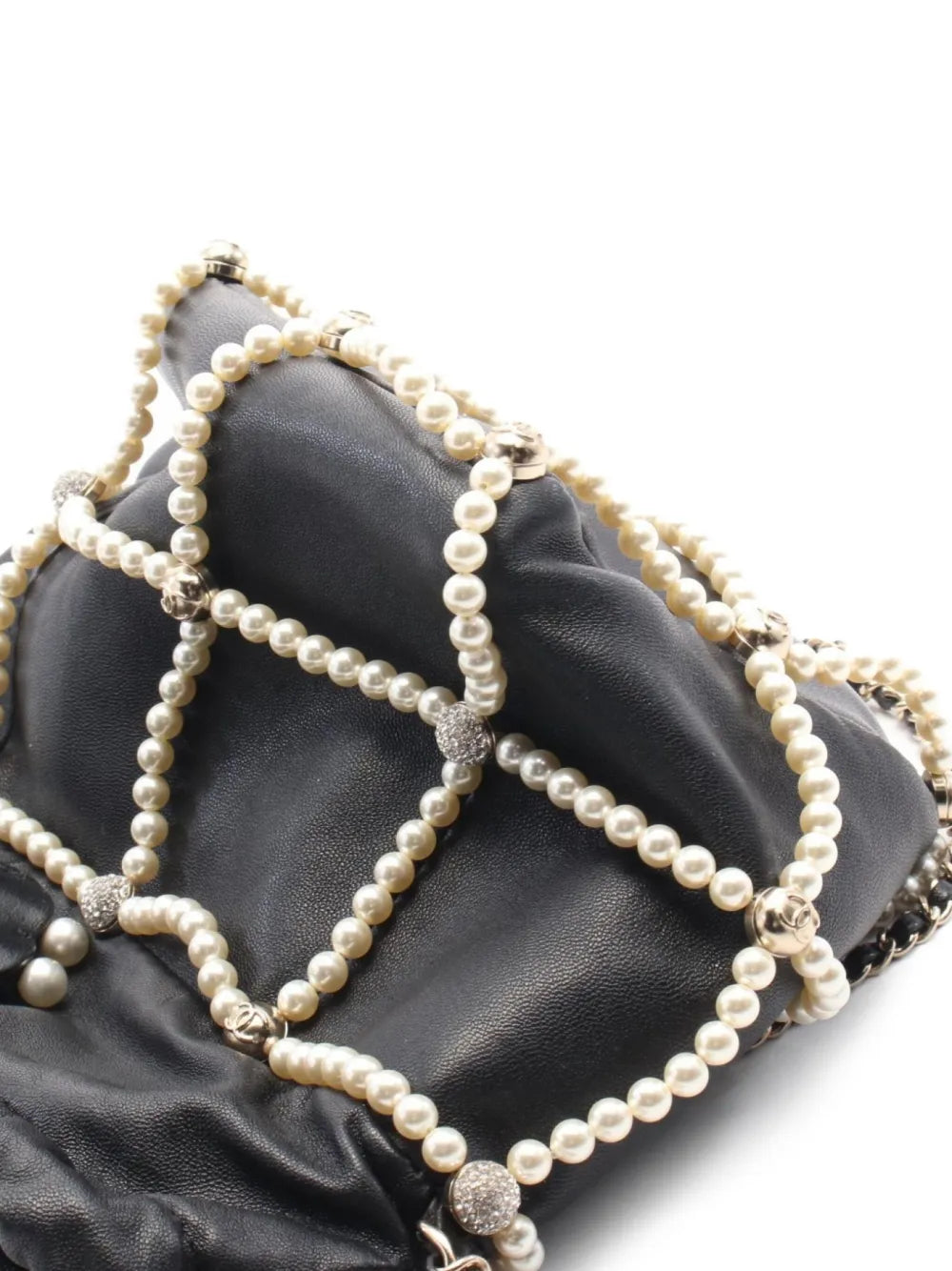 Pre-OwnedCHANEL Pre-Owned2020-2021 Crystal Pearl bucket bag
